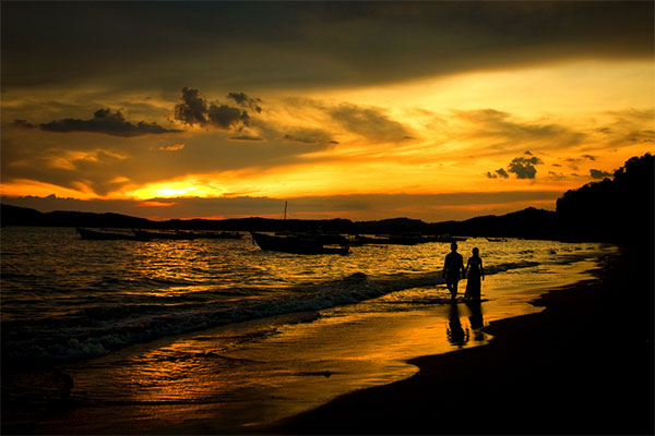 Honeymoon yacht charter - walking on the beach at sunset Honeymoon yacht charter - walking on the beach at sunset