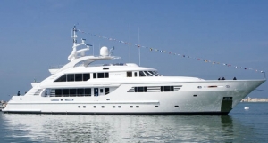 Crewed Motor Yachts