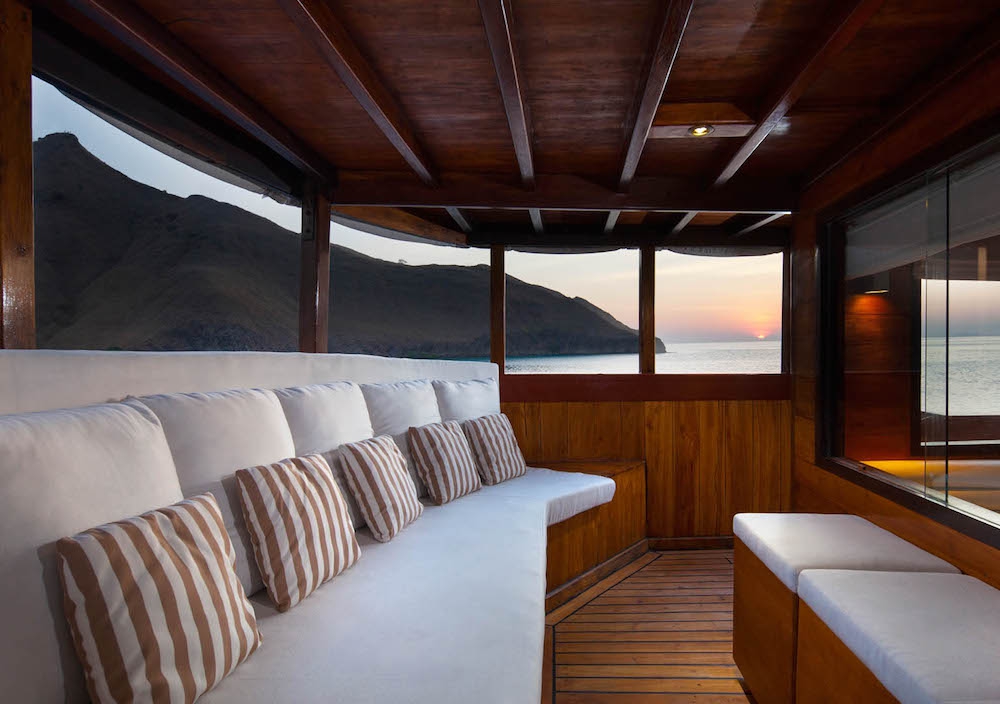 Luxury Charter Yacht Phinisi 42 Sam 5 Cabins Komodo
