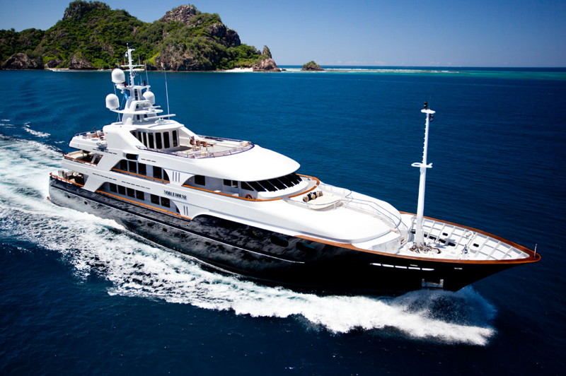 Magnificent NOBLE HOUSE cruising in Tahiti!