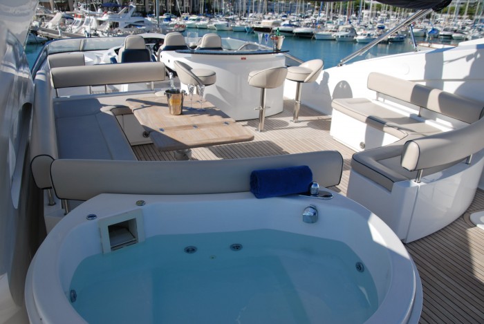 Yacht WINNING STREAK -  Flybridge Jacuzzi