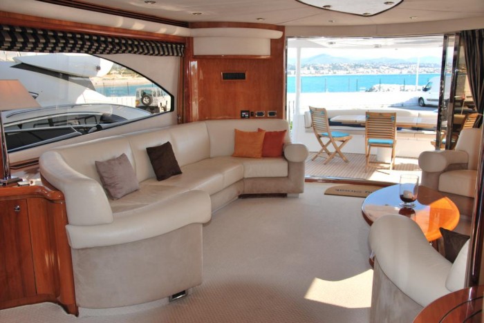 Yacht WINNING STREAK -  Salon looking Aft