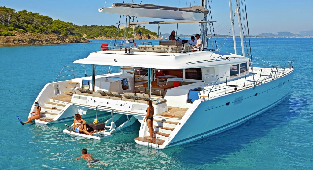 catamaran boat for lakes