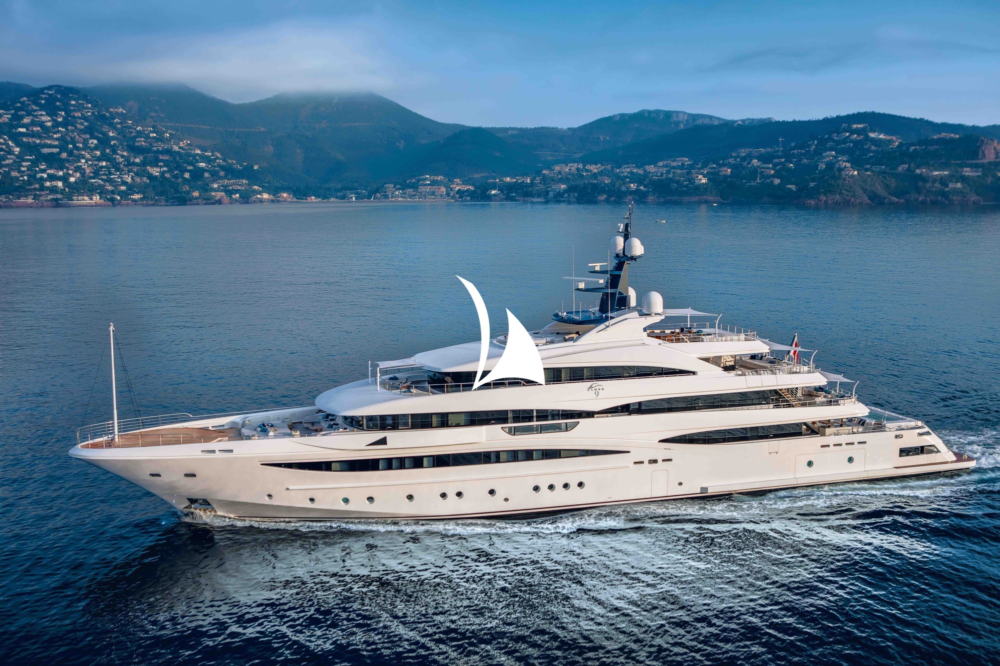 motor yacht, crewed motor yacht, yacht cloud 9, cloud 9
