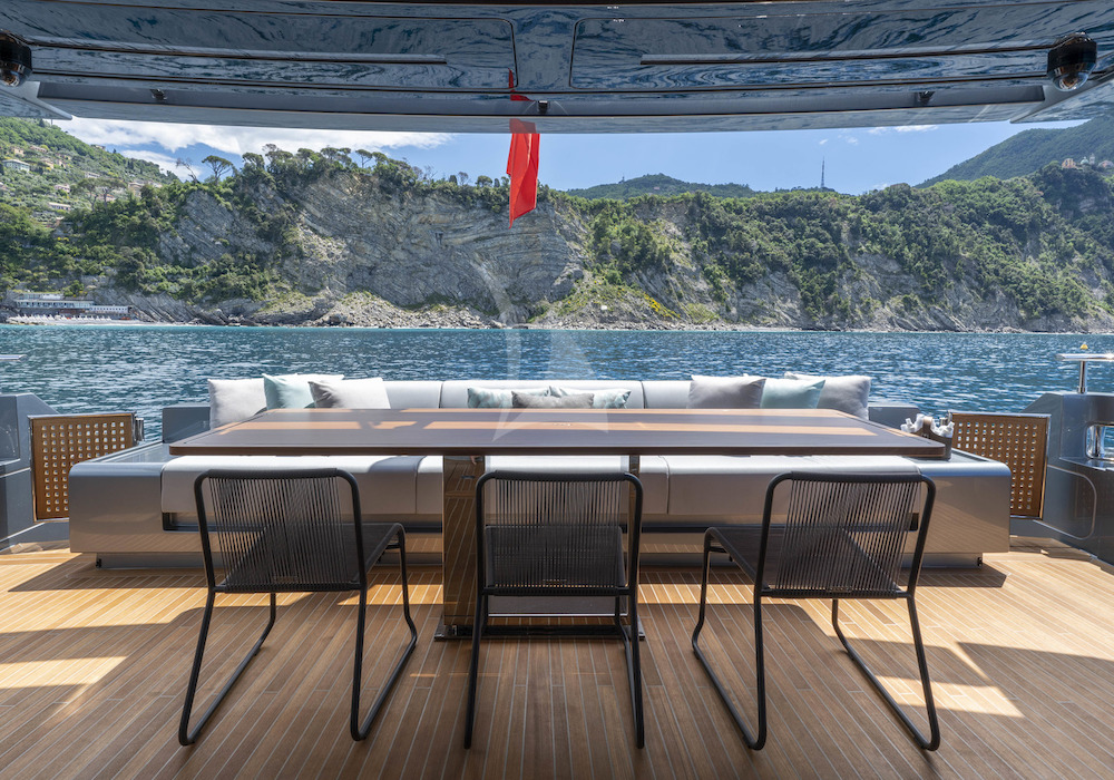 MAXIMUS Aft-Deck Dining Motor Yacht Charter