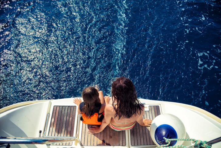 Family sailing at boatbookings