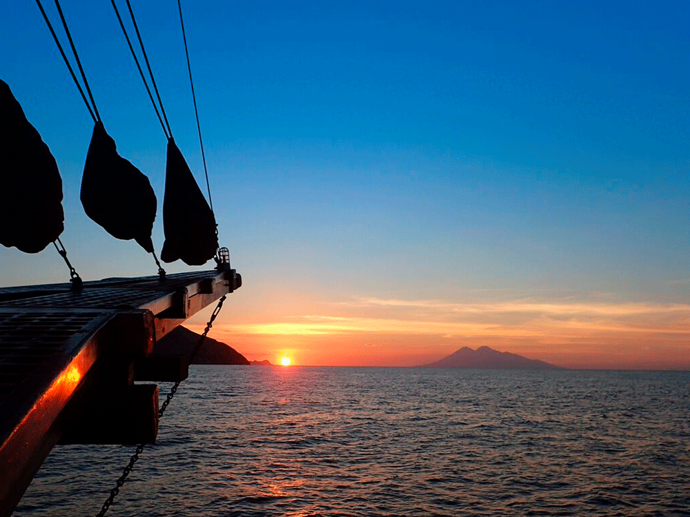 Mantamae indonesia, luxury yacht charter, Raja Ampat boat rental
