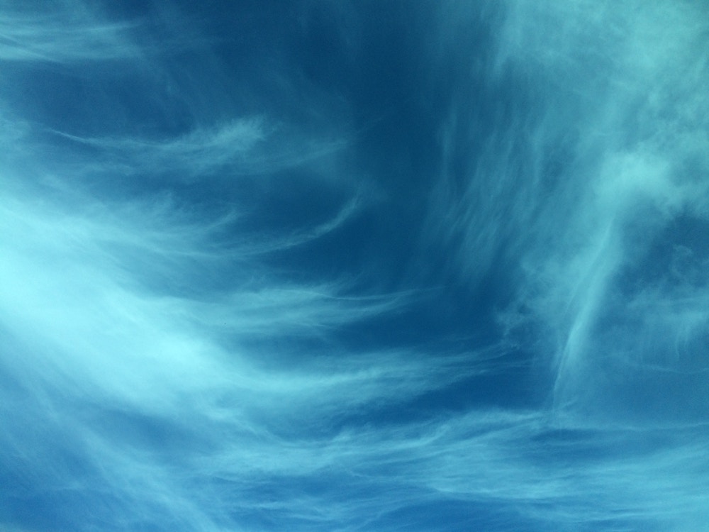 how can i use clouds to tell the weather