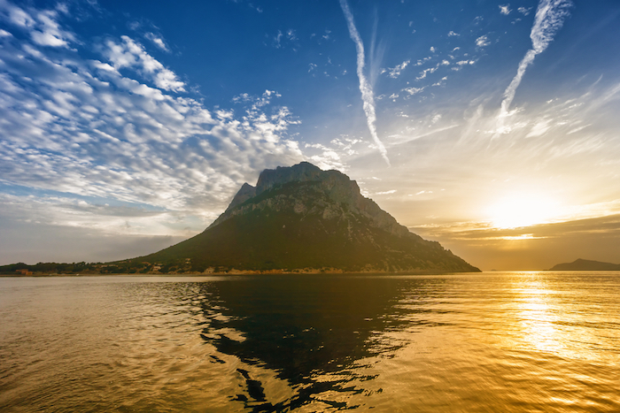 Charter a yacht in Tavorla