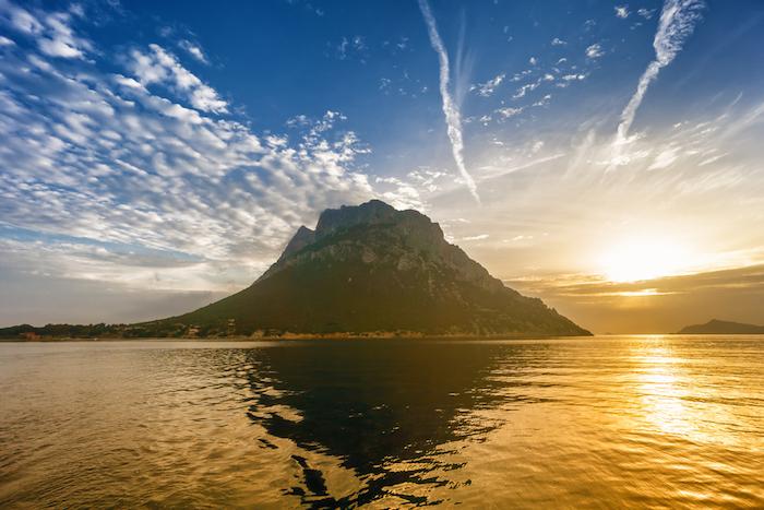 Charter a yacht in Tavorla
