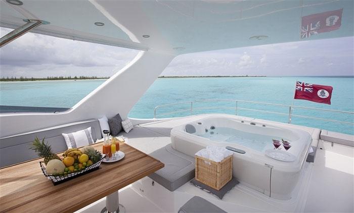 Charter a luxurious day boat to Cancun