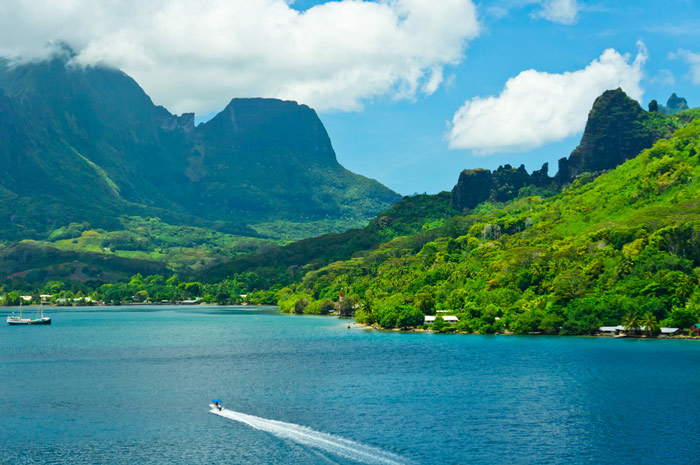Charter a yacht in beautiful Moorea