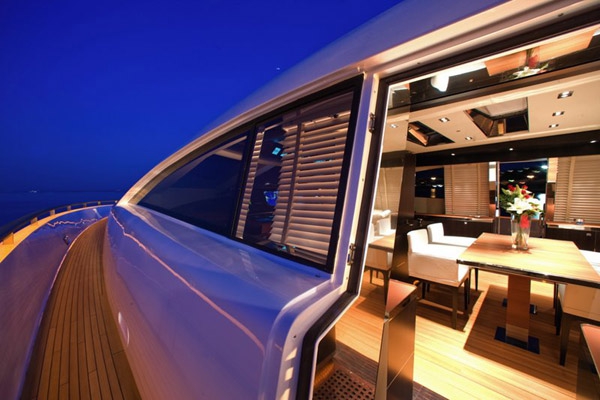 ALEMIA Italcraft 105 Motoryacht Walkway