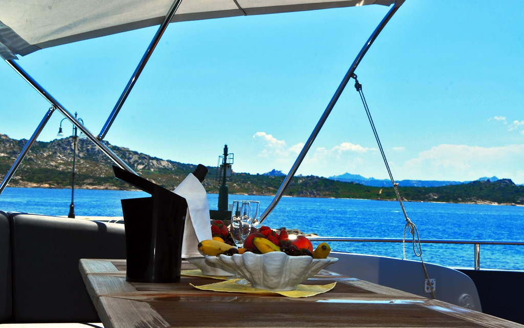 ALEMIA Italcraft 105 Motoryacht Dining Area Bow