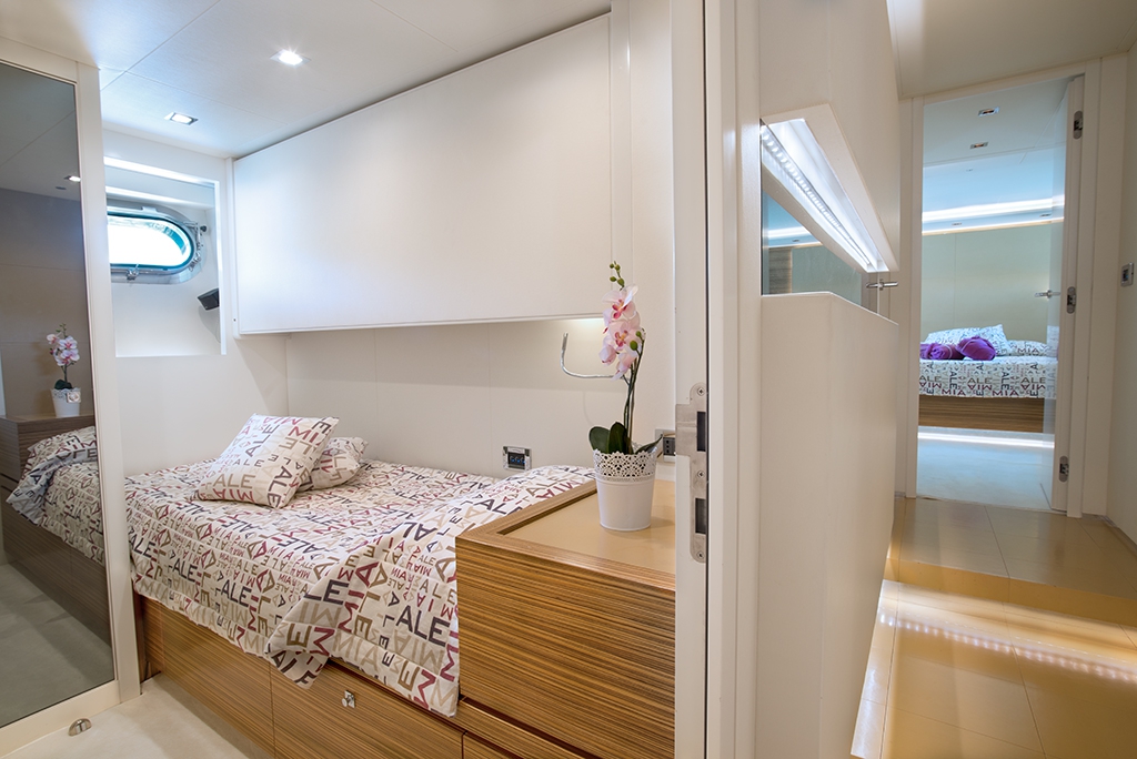 ALEMIA Italcraft 105 Motoryacht Convertible Stateroom