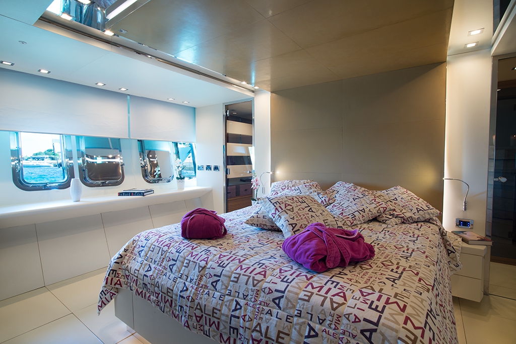 ALEMIA Italcraft 105 Motoryacht Master Stateroom