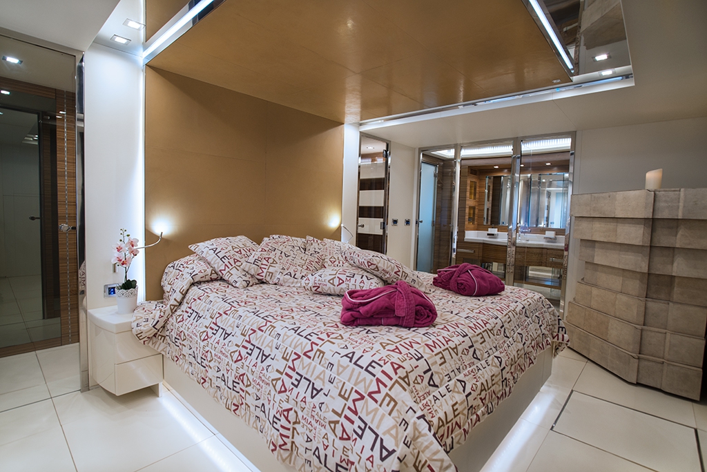 ALEMIA Italcraft 105 Motoryacht Master Stateroom