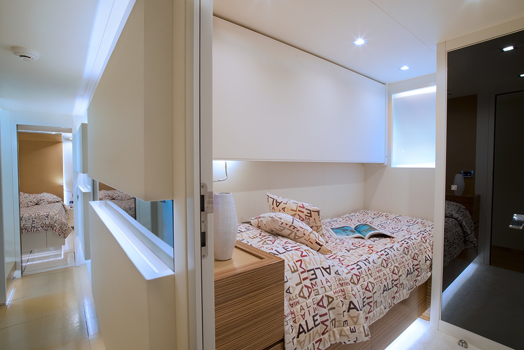 ALEMIA Italcraft 105 Motoryacht Convertible Stateroom