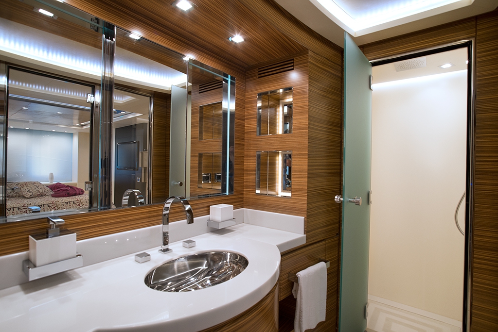 ALEMIA Italcraft 105 Motoryacht Master Bathroom