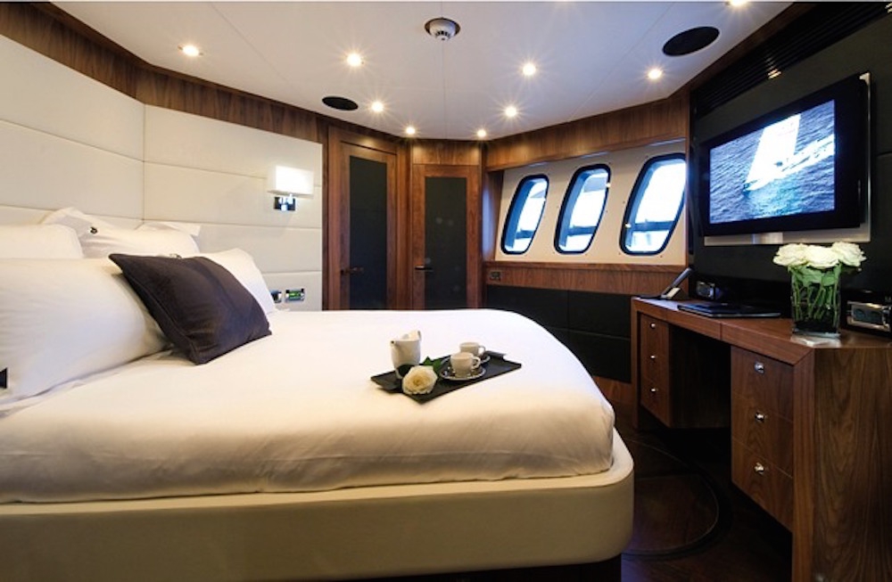 BLACK %26 WHITE - VIP Cabin