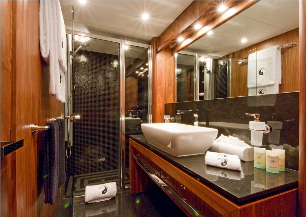 BLACK %26 WHITE - Ensuite