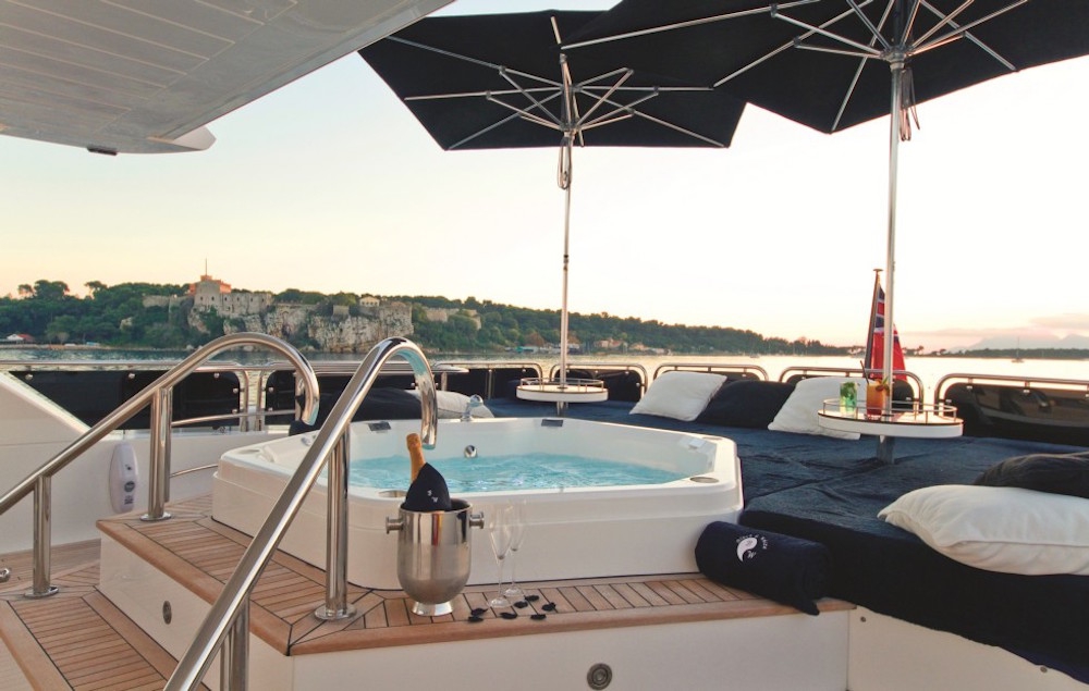 BLACK %26 WHITE - Flybridge Jacuzzi