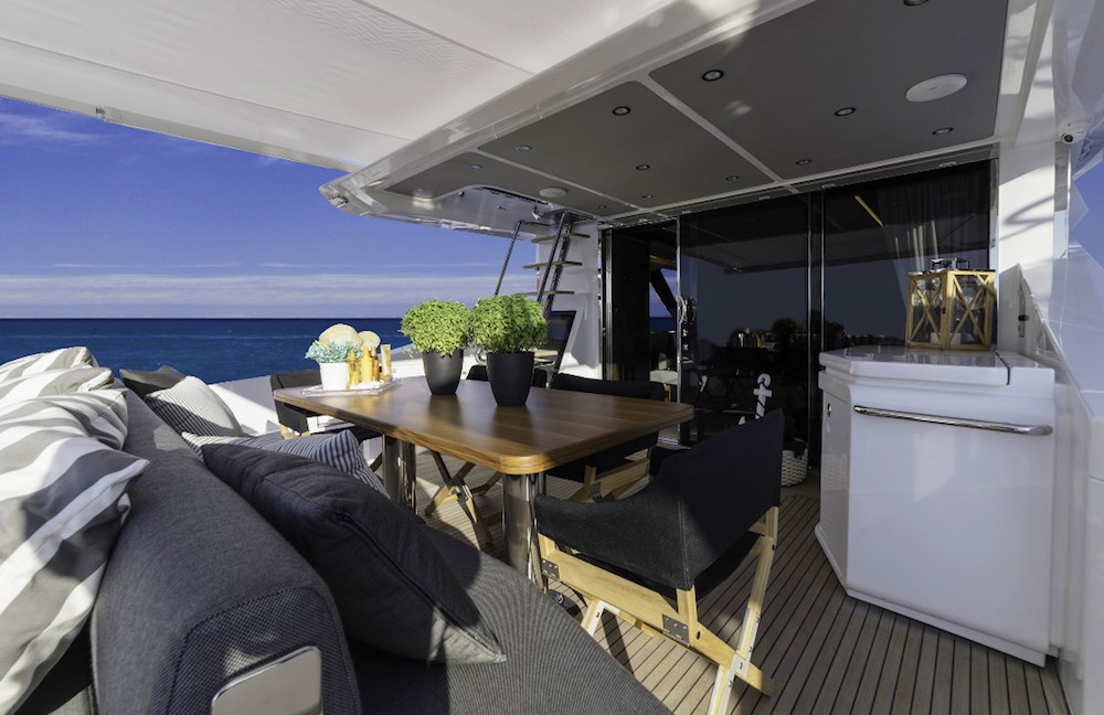 MAKANI Azimut 77S Aft Deck