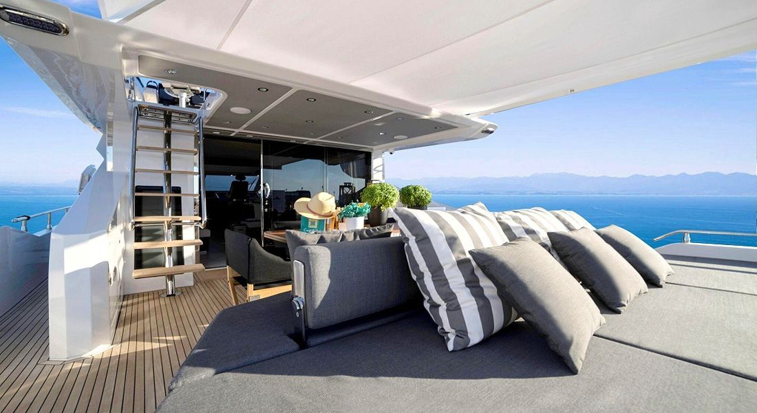 MAKANI Azimut 77S Aft Deck