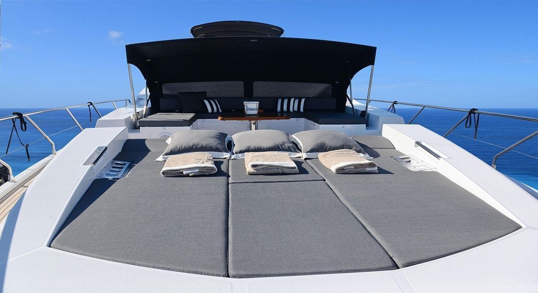 MAKANI Azimut 77S Bow