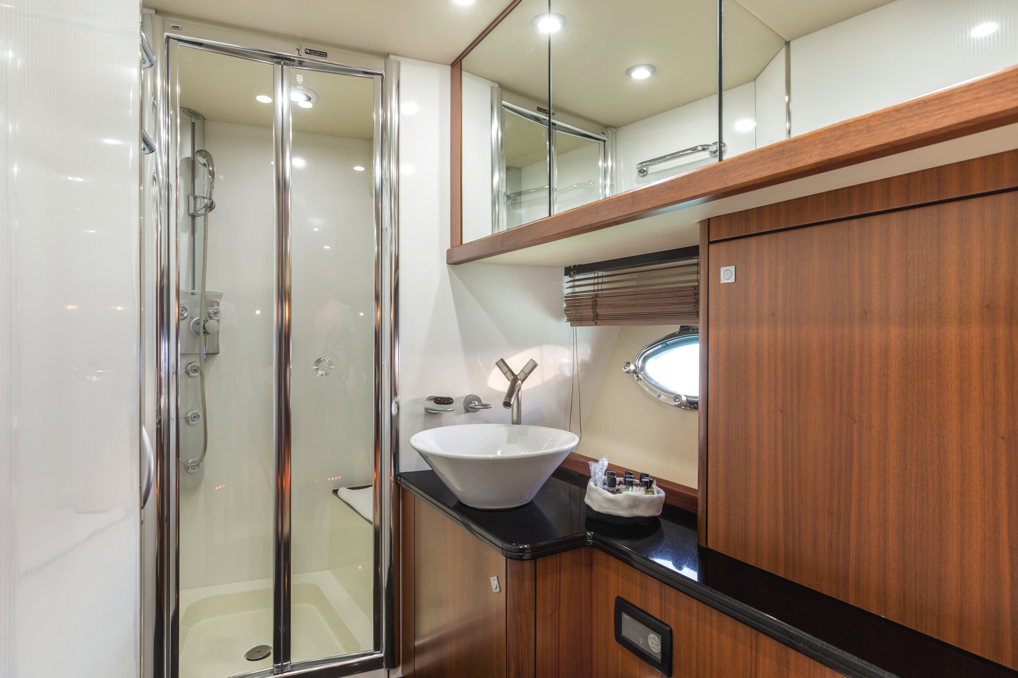 OCTAVIA Sunseeker Predator 83 Luxury Motoryacht OCTAVIA Sunseeker Predator 83 Luxury Motoryacht Bathroom