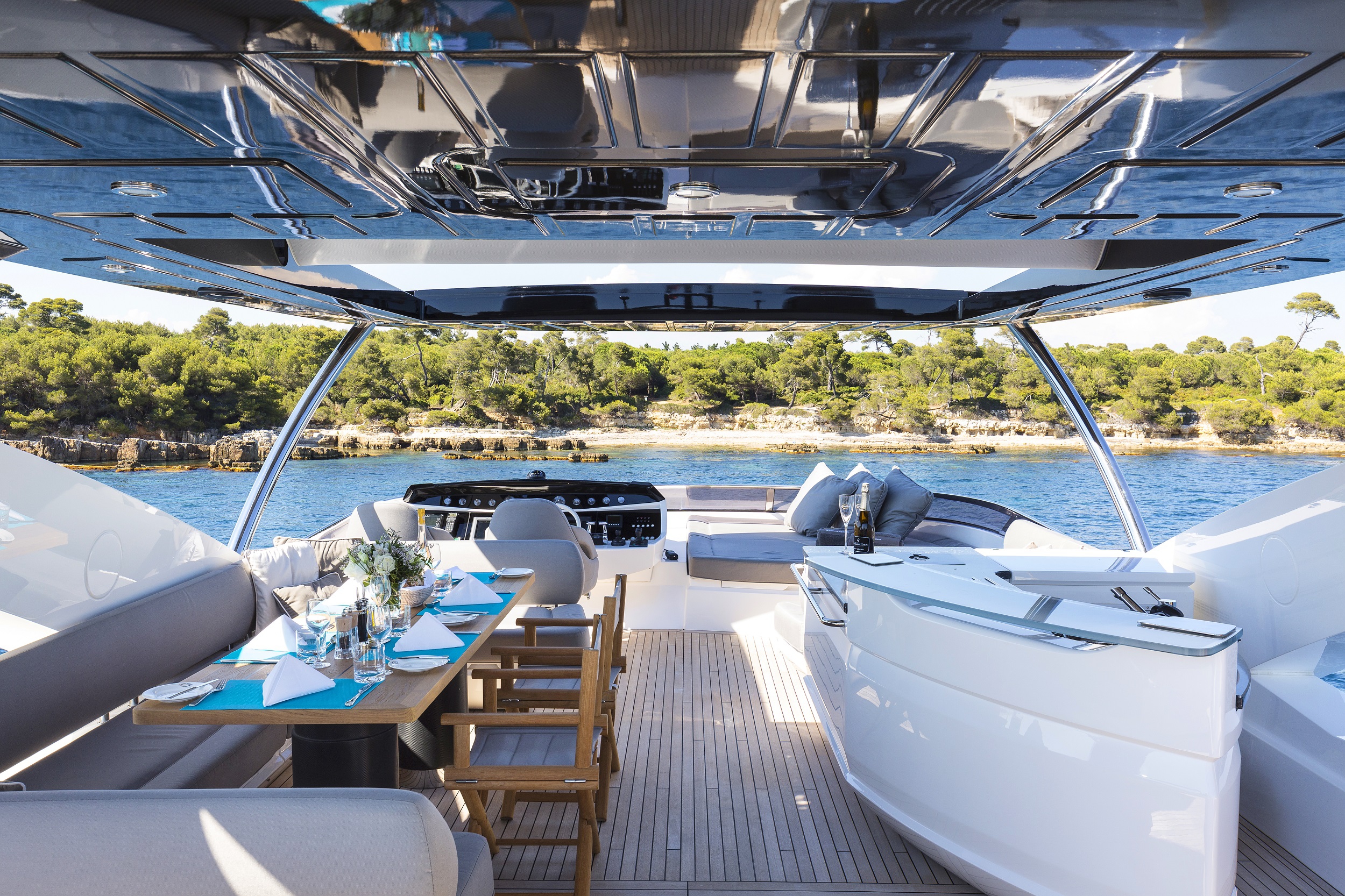 SPONTANEOUS Sunseeker 28m Luxury Motoryacht Flybridge Seating