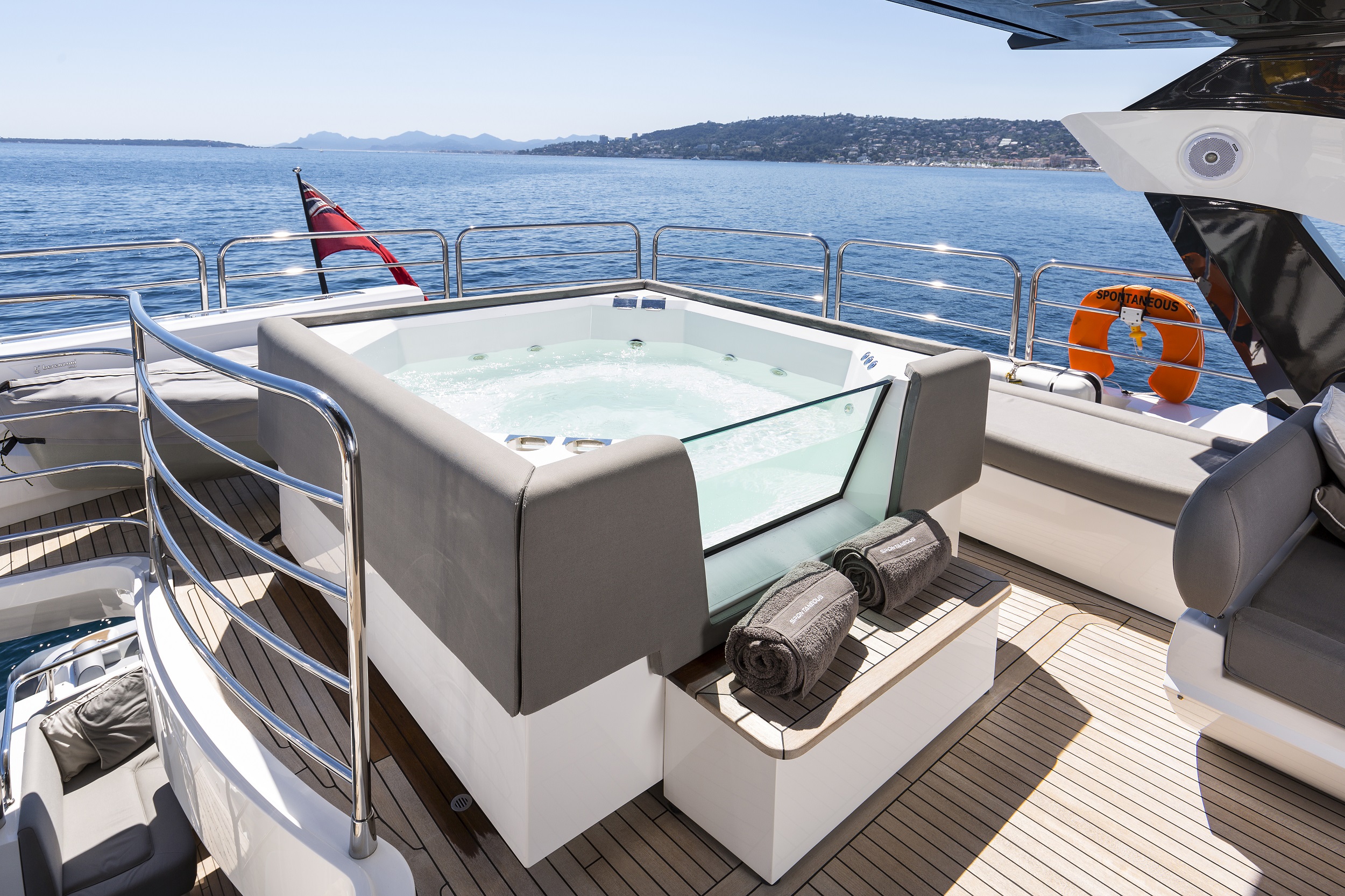 SPONTANEOUS Sunseeker 28m Luxury Motoryacht Jacuzzi