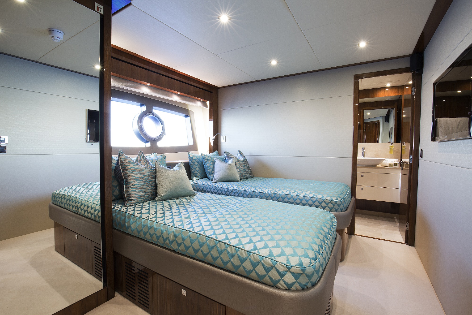 SPONTANEOUS Sunseeker 28m Luxury Motoryacht Twin Cabin
