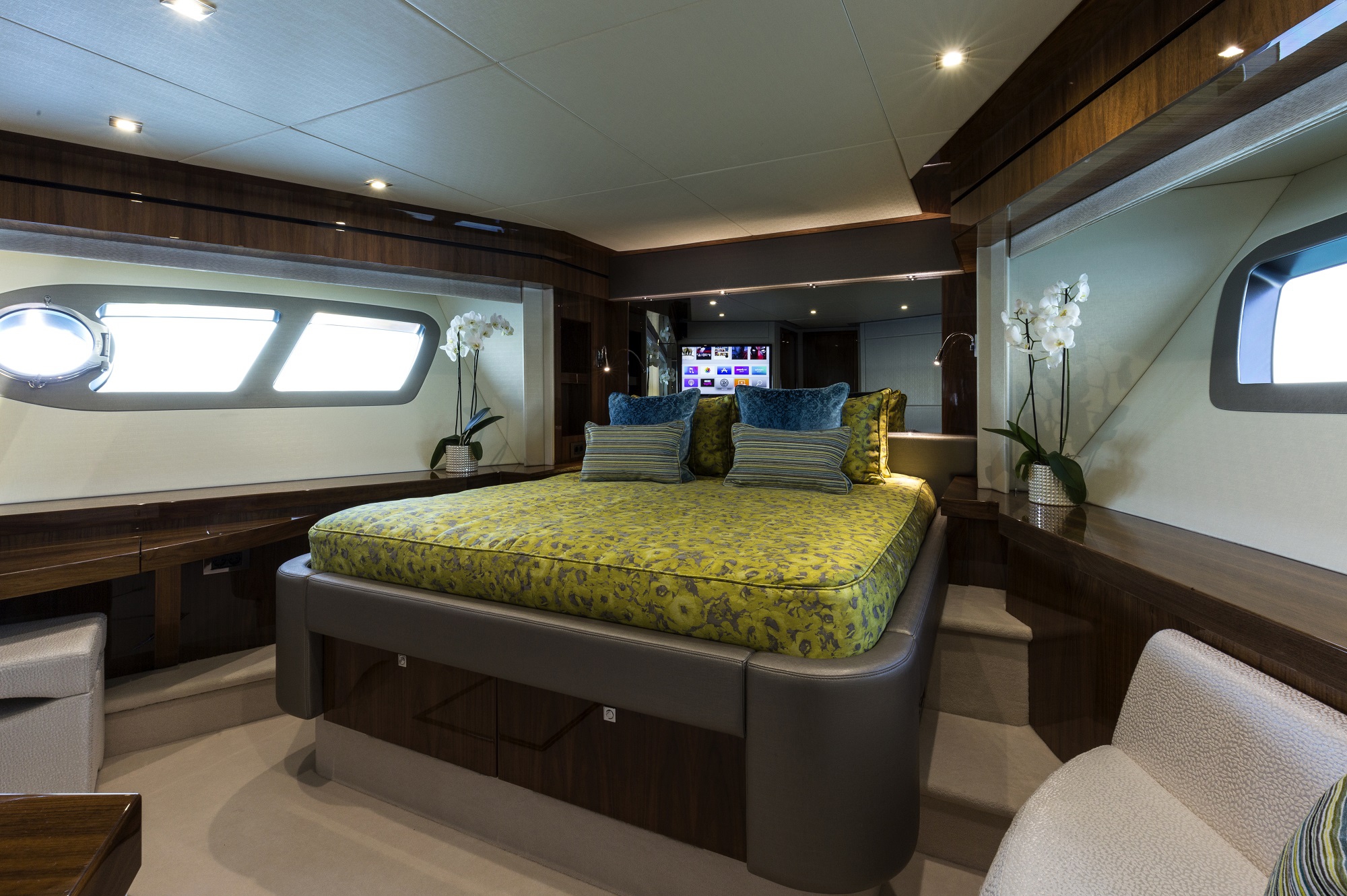 SPONTANEOUS Sunseeker 28m Luxury Motoryacht VIP Cabin