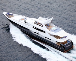 The stunning SEA DWELLER has 3 large decks, perfect for entertaining.