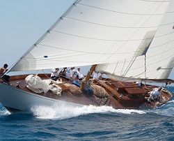 With a brand new mast, THE BLUE PETER is a gorgeous classic yacht for sailing regattas.