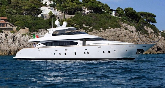 NIKCA, Maiora 27, is available for charter in the Amalfi Coast due to a permanent berth in Naples