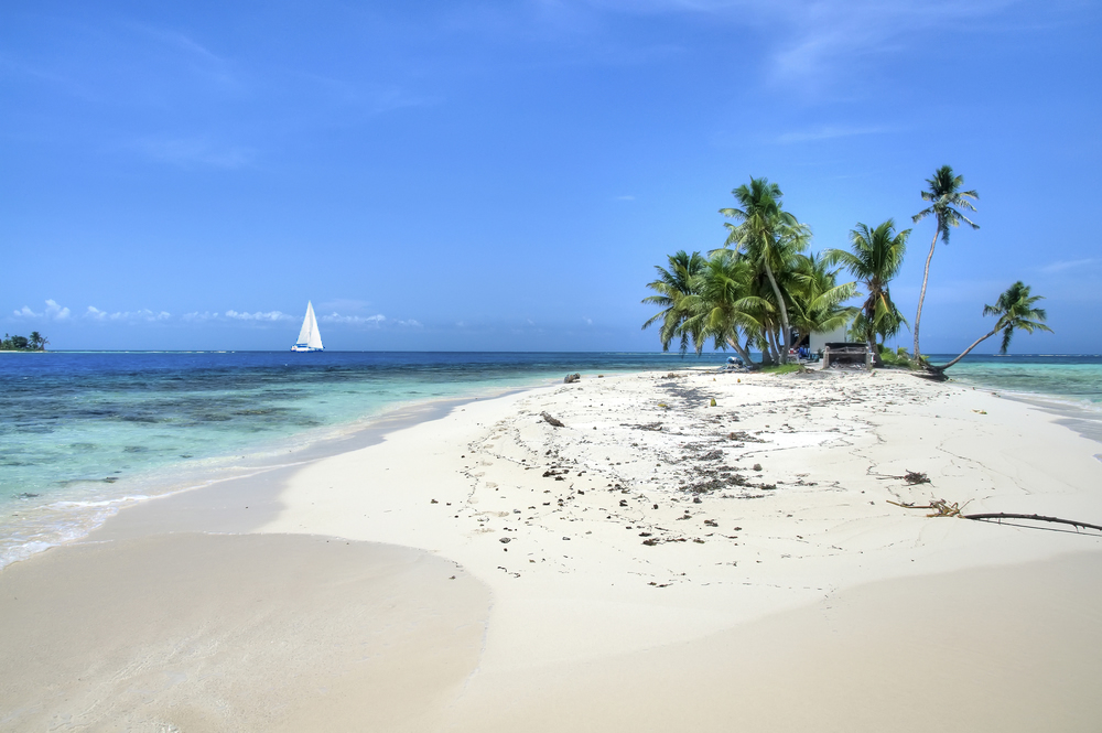 BThe turquoise blue waters and white sands of Belize